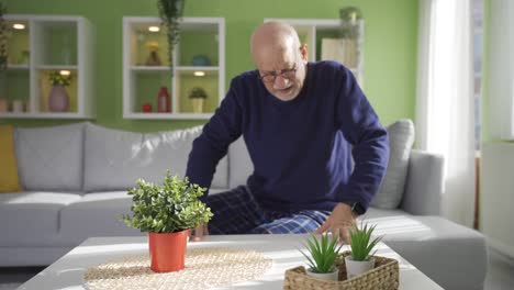 Depressiver-Alter-Mann-Mit-Gesundheitlichen-Und-Psychischen-Problemen,-Der-Allein-Zu-Hause-Auf-Der-Couch-Sitzt.