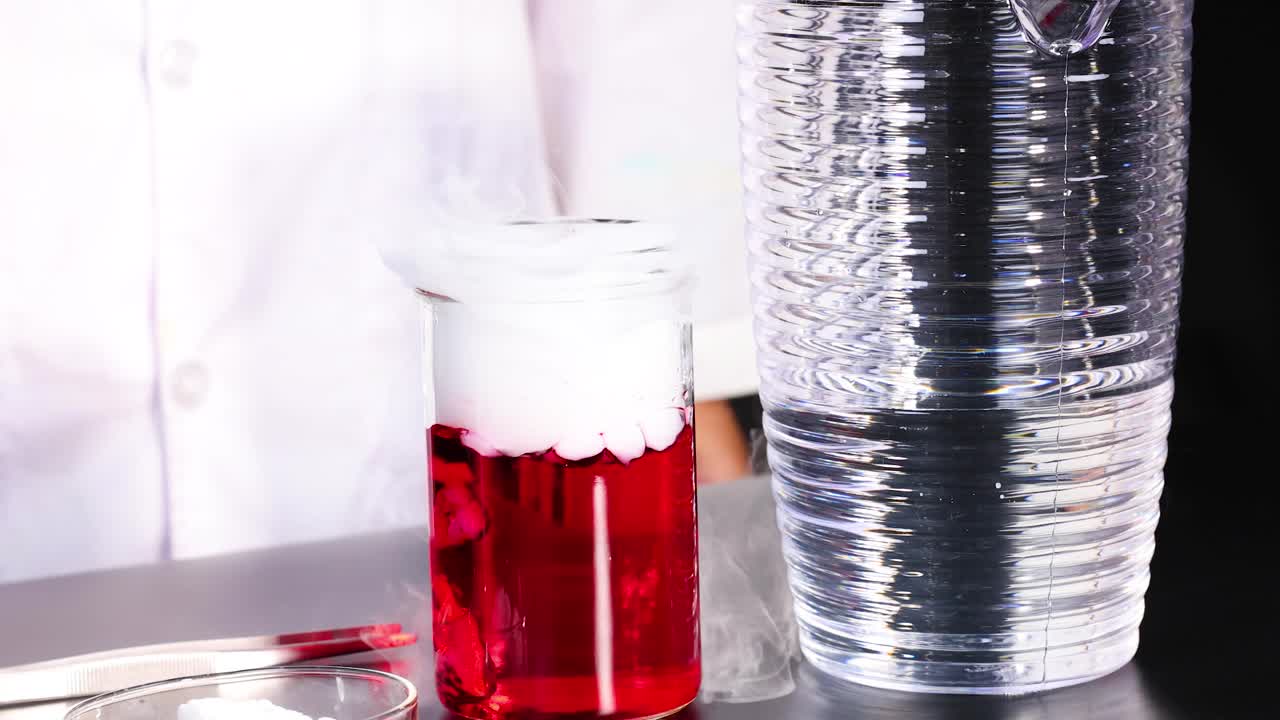 항아리 안의 화학적 반응은 고 있는 연기를 생성합니다. 밝은 빛으로 조명된 실험실 환경에서 포착됩니다.