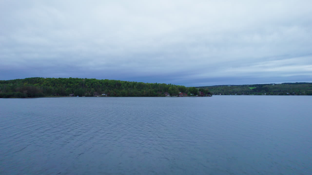 호수 에서 카야크 를 타고 있는 두 사람 을 마주보고 있는 드론