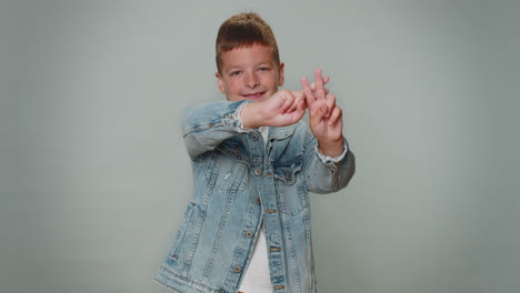 niño alegre que muestra el símbolo del hashtag con las manos, le gusta el mensaje etiquetado, contenido viral popular
