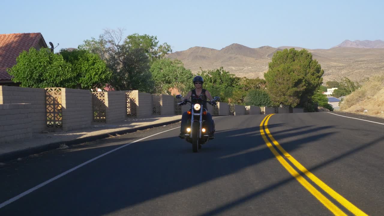 개 를 타고 있는 여자 오토바이 운전자