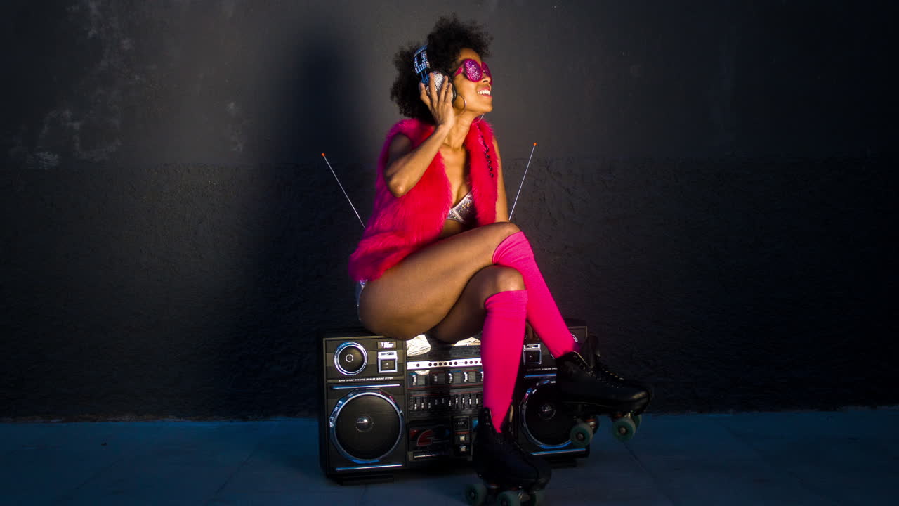 mujer de patinaje sobre ruedas baila y patina afuera en un entorno urbano