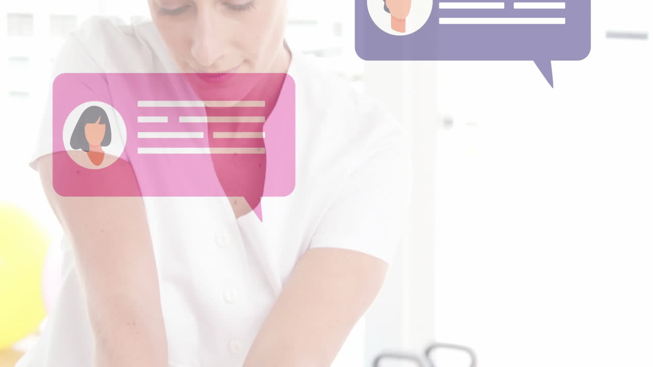 animación de mensaje de chat sobre persona con ropa blanca