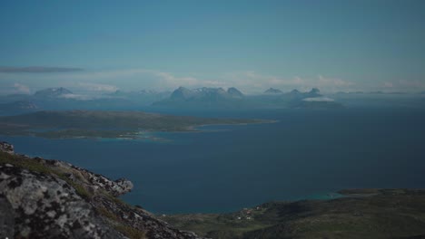 montañas y fiordos en la isla de senja en noruega