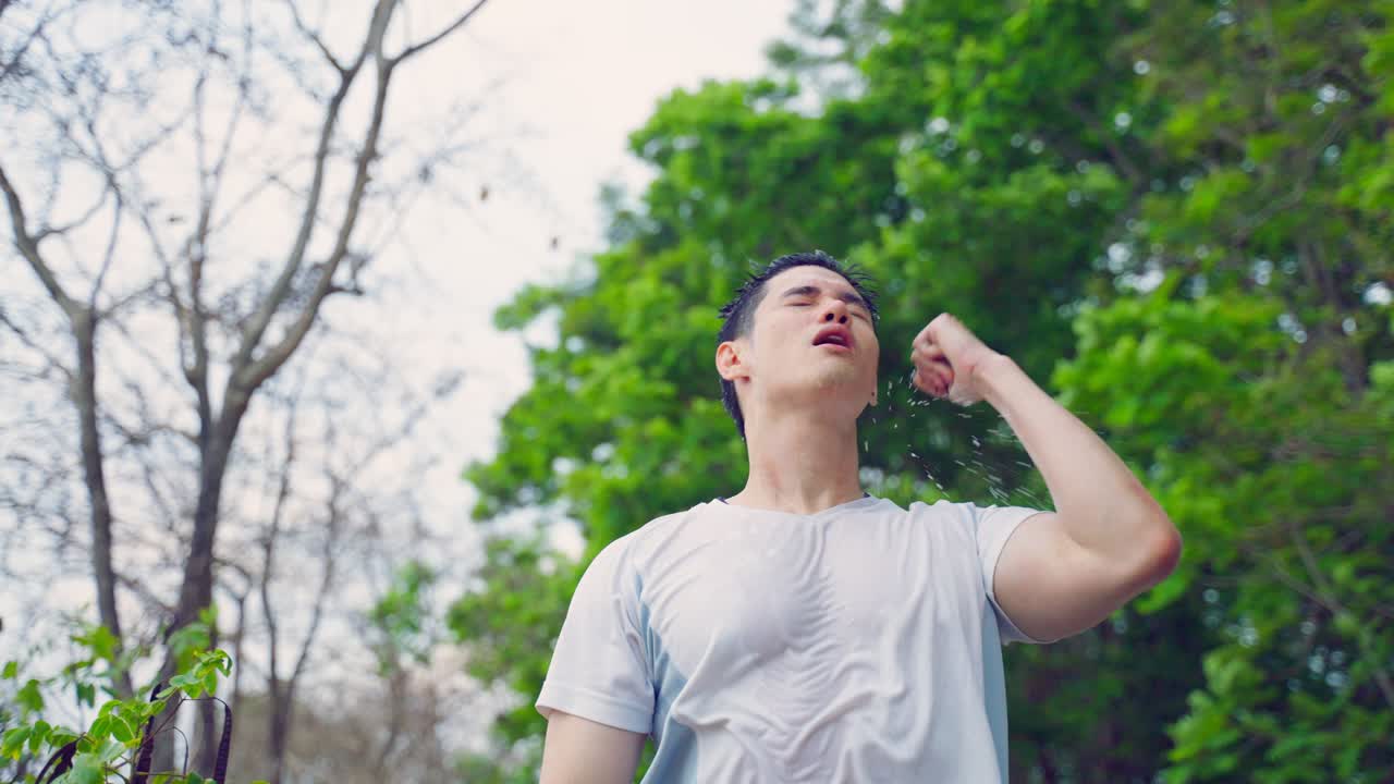 공원 에서 야외 운동 을 한 후  을 흘리는 사람