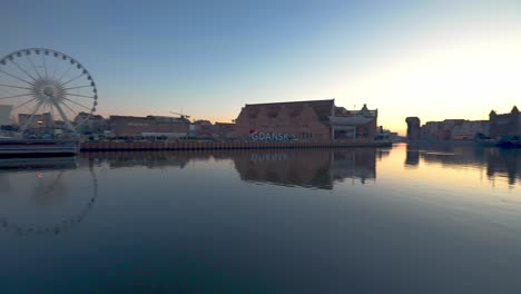 pasarela de tiro panorámico, rueda de la fortuna y edificio alrededor del río motlawa en gdansk, polonia