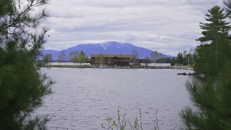 mt. katahdin en la distancia sobre un lago