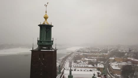imágenes aéreas giratorias suaves alrededor de la torre del reloj del ayuntamiento de estocolmo con el horizonte de la ciudad en el fondo