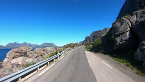 Punto-De-Vista-Del-Vehículo-Conduciendo-Un-Coche-En-Una-Carretera-En-Noruega