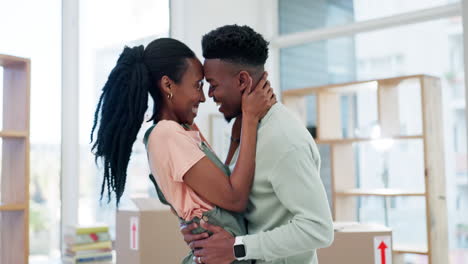 Abrazo,-Pareja-Y-Sonrisa-Por-Mudarse-A-Nueva-Casa