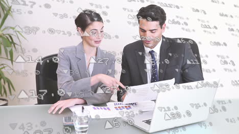 animación de datos financieros sobre hombres de negocios caucásicos que usan computadoras portátiles