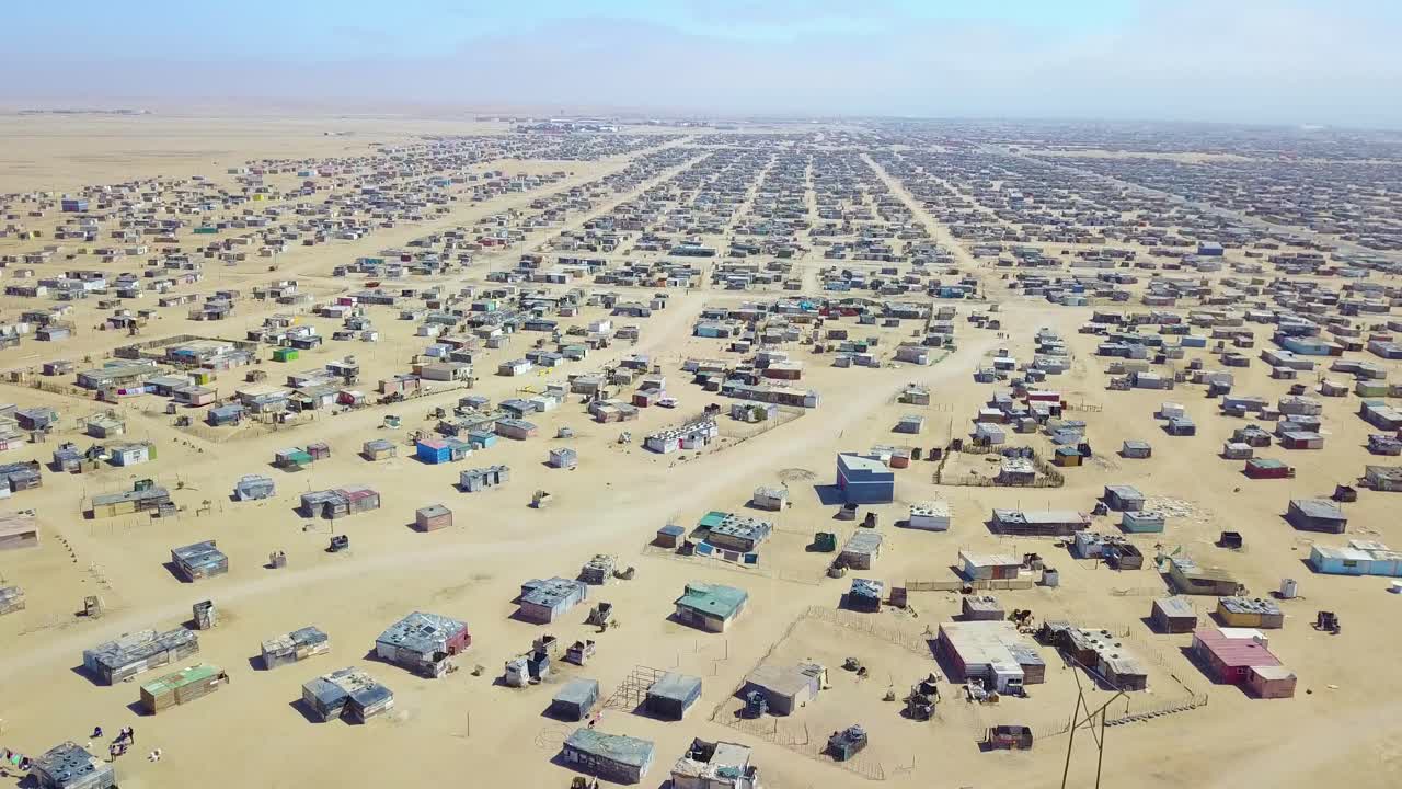 나미비아 아프리카 2 사막에 있는 텅 빈 외로운 교외 주택의 이상한 버려진 마을 위로 공중