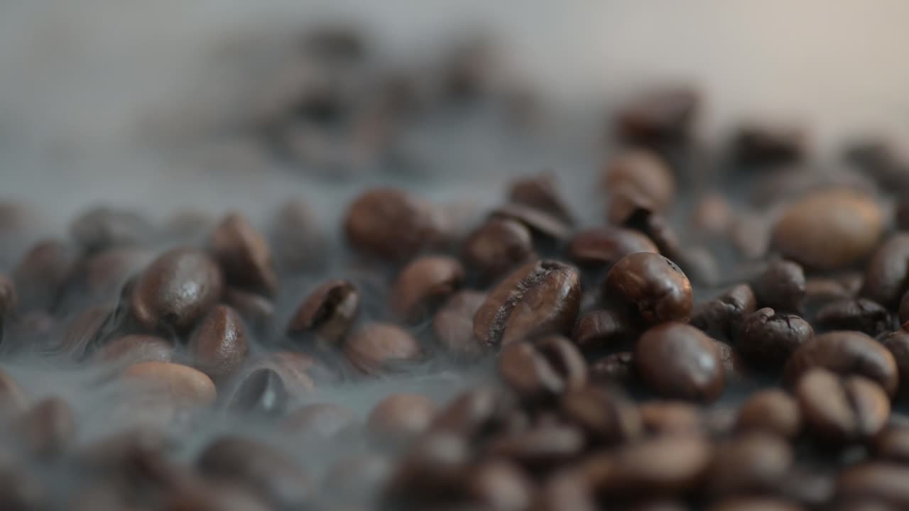 primer plano de un humo que se desvía sobre el grano de café