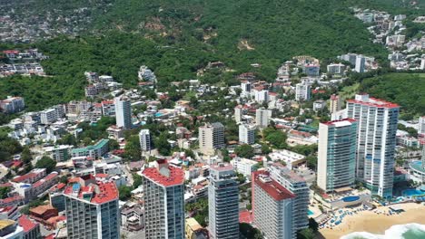 hiperlapso aéreo sobre la hermosa playa condesa en la ciudad de méxico en verano