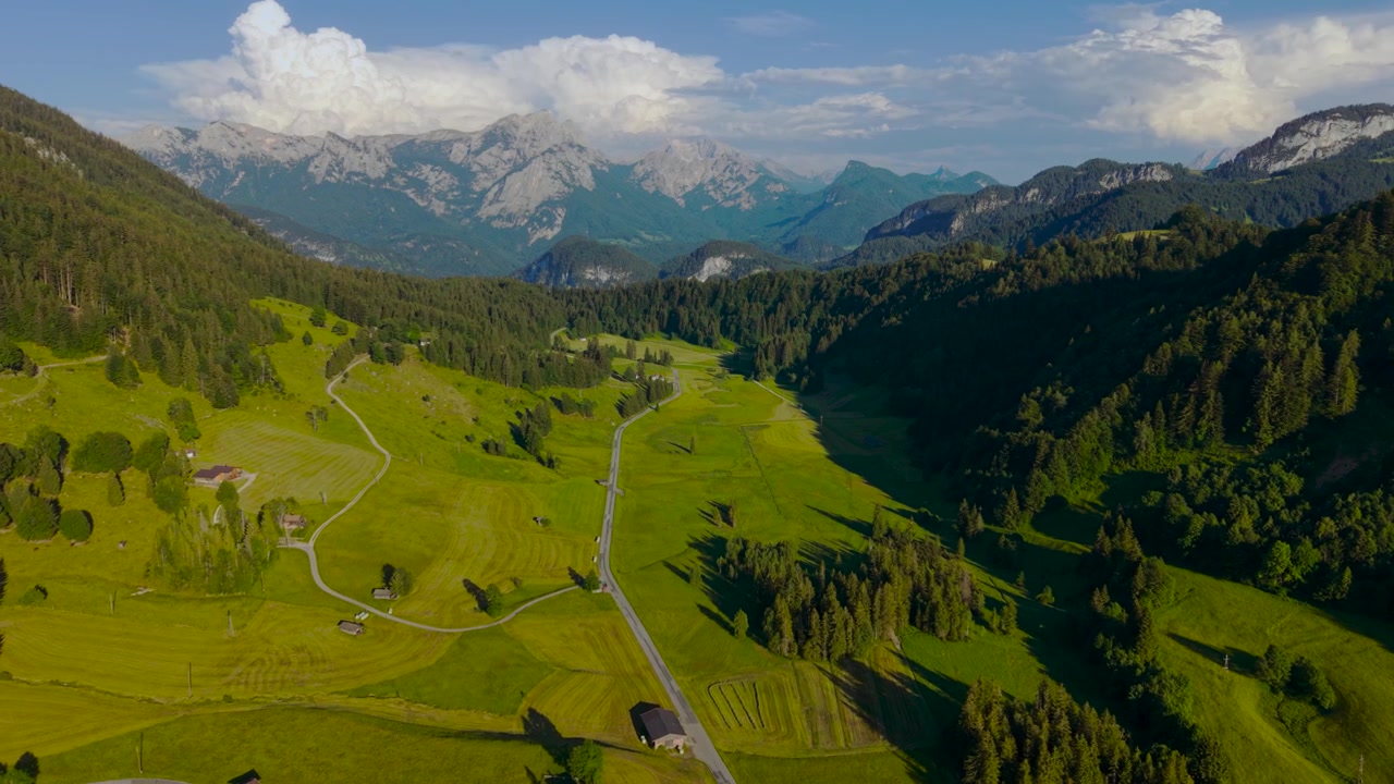 Altopiano alpino Heutal vicino al Parco Nazionale di Berchtesgaden con campi verdi e foresta. Vista aerea Austria.