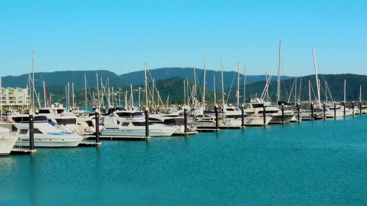 Diverse imbarcazioni sono ormeggiate nelle tranquille acque al largo di Airlie Beach, nel lontano Queensland settentrionale, che è la porta d'accesso allo splendido passaggio di Whitsunday.