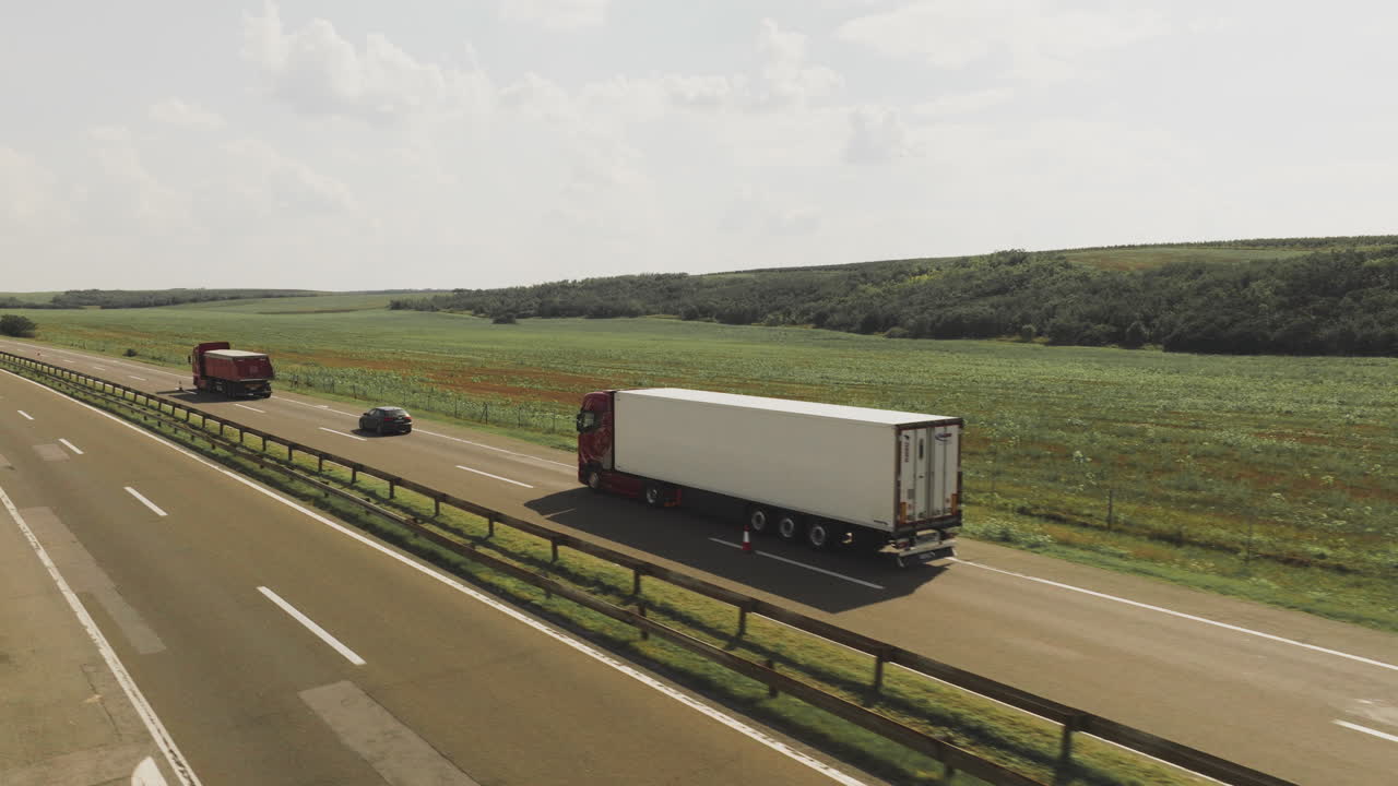 트럭과 자동차가 있는 고속도로