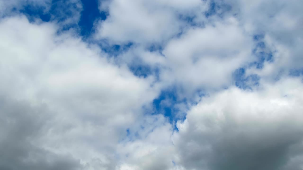 파란 하늘에서 구름이 움직이고 있습니다. 타임스