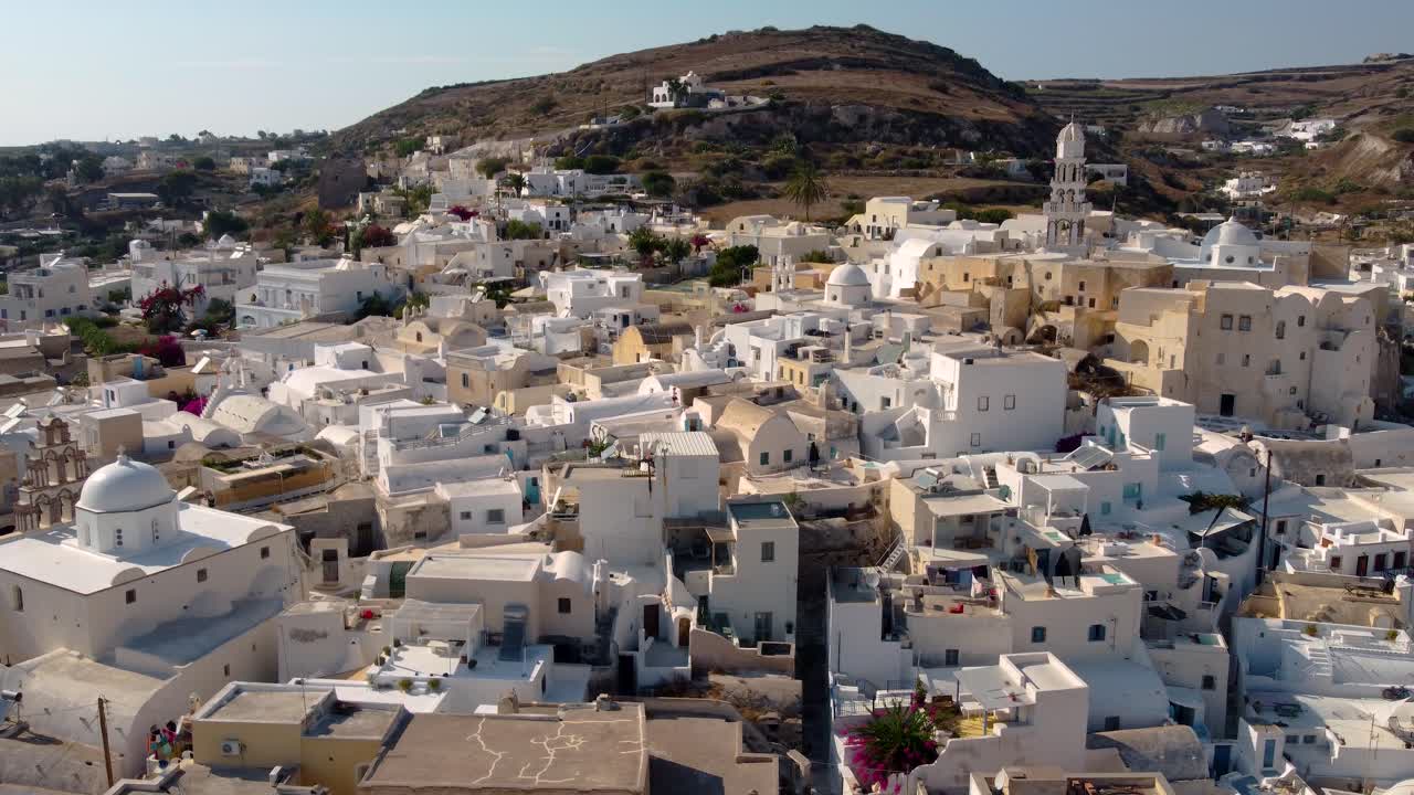 vista orbital sobre el pueblo de emporio con castillo y campanario, santorini, grecia