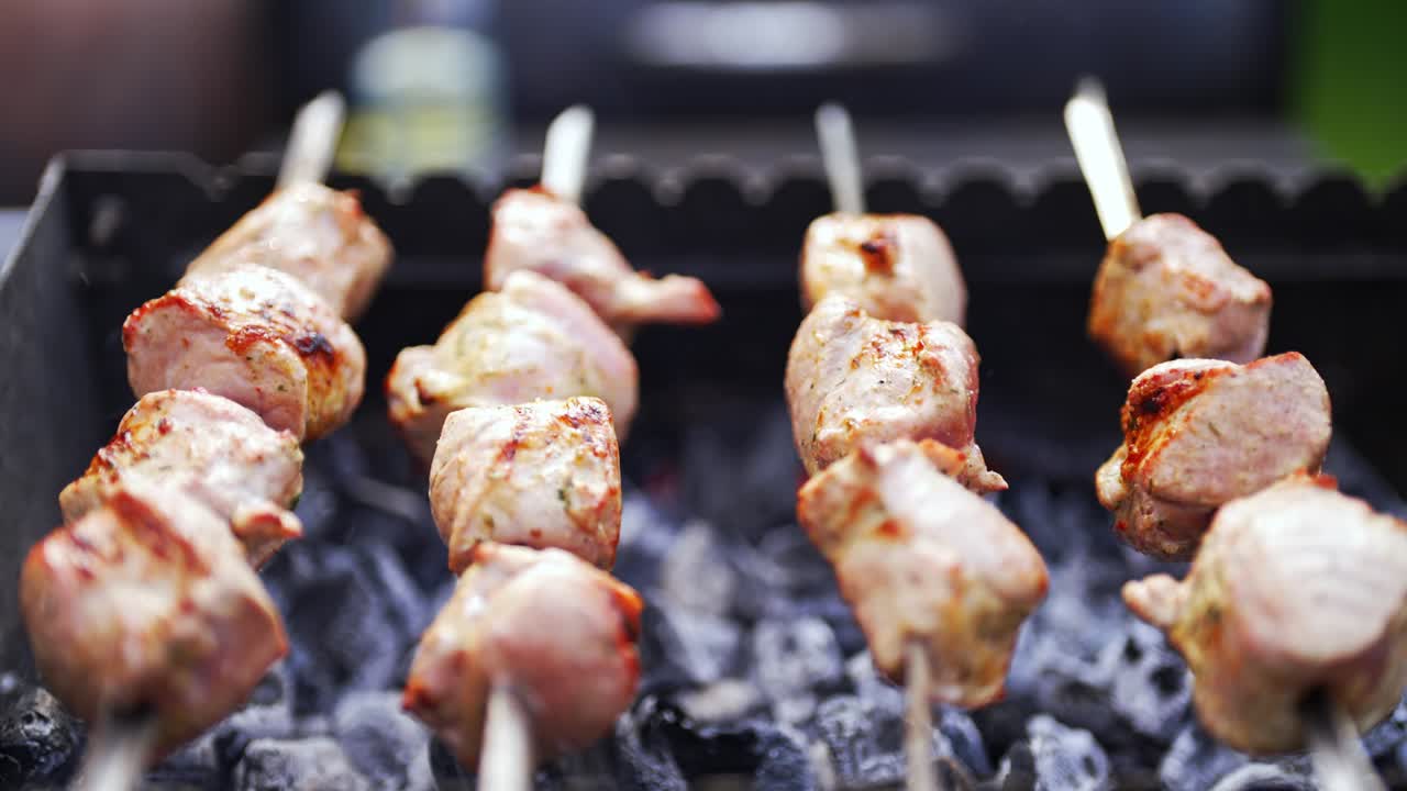 맛있는 돼지고기 샤슬릭이 그릴에 있습니다.