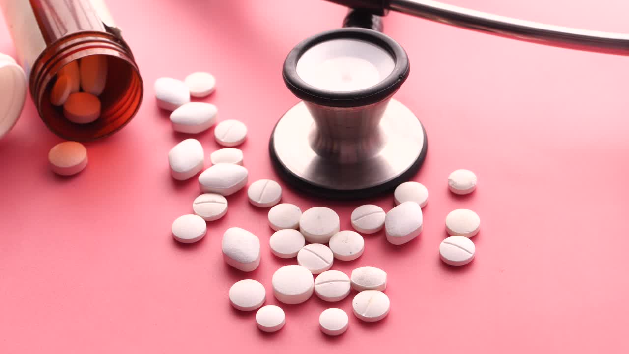 분홍색 표면에 의료 용품과 약을 넣습니다.