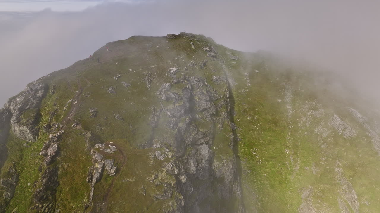 stave noruega aérea v20 vista de pájaro dron vuela alrededor del escarpado mirador de la montaña måtind capturando detalles rocosos y el paisaje marino costero rodeado de niebla espesa - filmado con mavic 3 cine - junio de 2022
