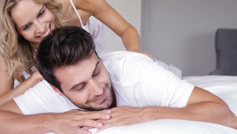 pareja relajándose en la cama