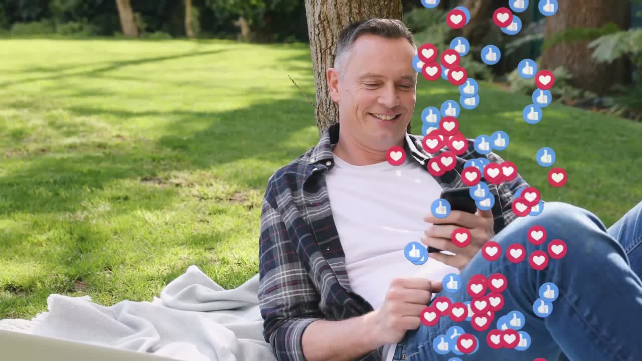 animación de iconos de las redes sociales que caen sobre un hombre que usa un teléfono inteligente