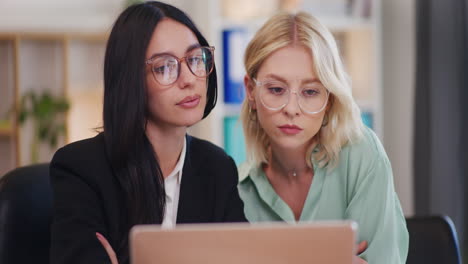 Colegas-Femeninas-Discuten-Un-Proyecto-De-Desarrollo-En-La-Computadora