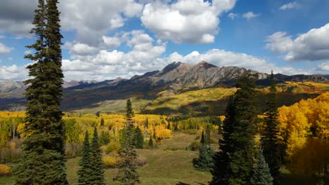 Wandern-Auf-Dem-Kebler-Pass-Mit-Drohnen,-Die-Während-Der-Herbstfarben-In-Richtung-Ruby-Peak-Fliegen