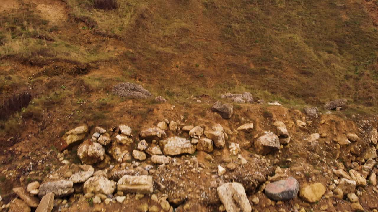 antena - colapso del acantilado en el mar del norte, sheringham, inglaterra, tiro medio ascendente