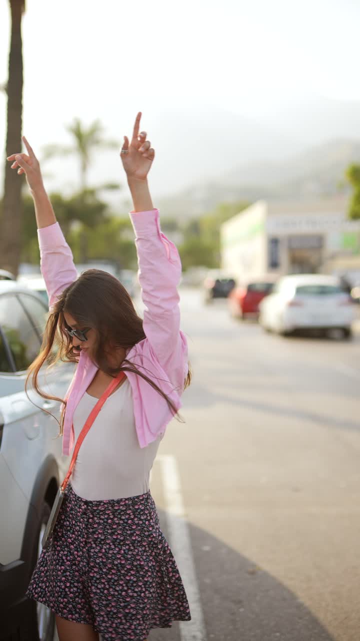 mujer joven al aire libre en trajes de moda