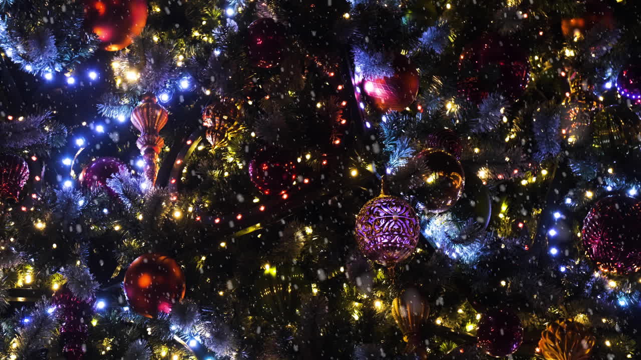 hermosa decoración del árbol de navidad con nieve que cae