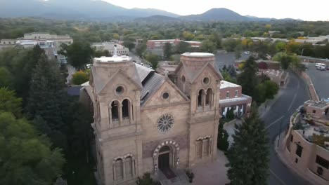 vista superior giratoria de drones de la catedral bascilia de san