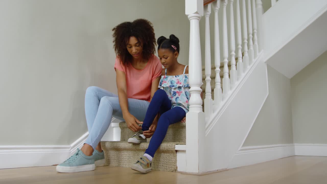 Familie tilbringer tid sammen derhjemme