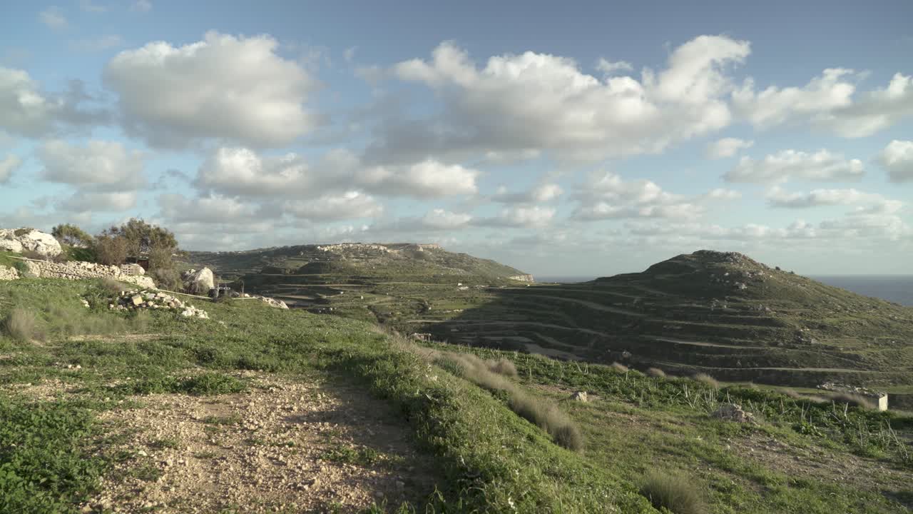 Lenta vista panoramica della vegetazione con il bellissimo paesaggio di Malta in inverno