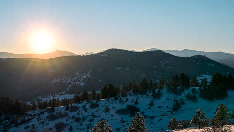 Lapso-De-Tiempo-Del-Monte-Falcon-Cubierto-De-Nieve-Mientras-El-Sol-Se-Pone-En-Colorado