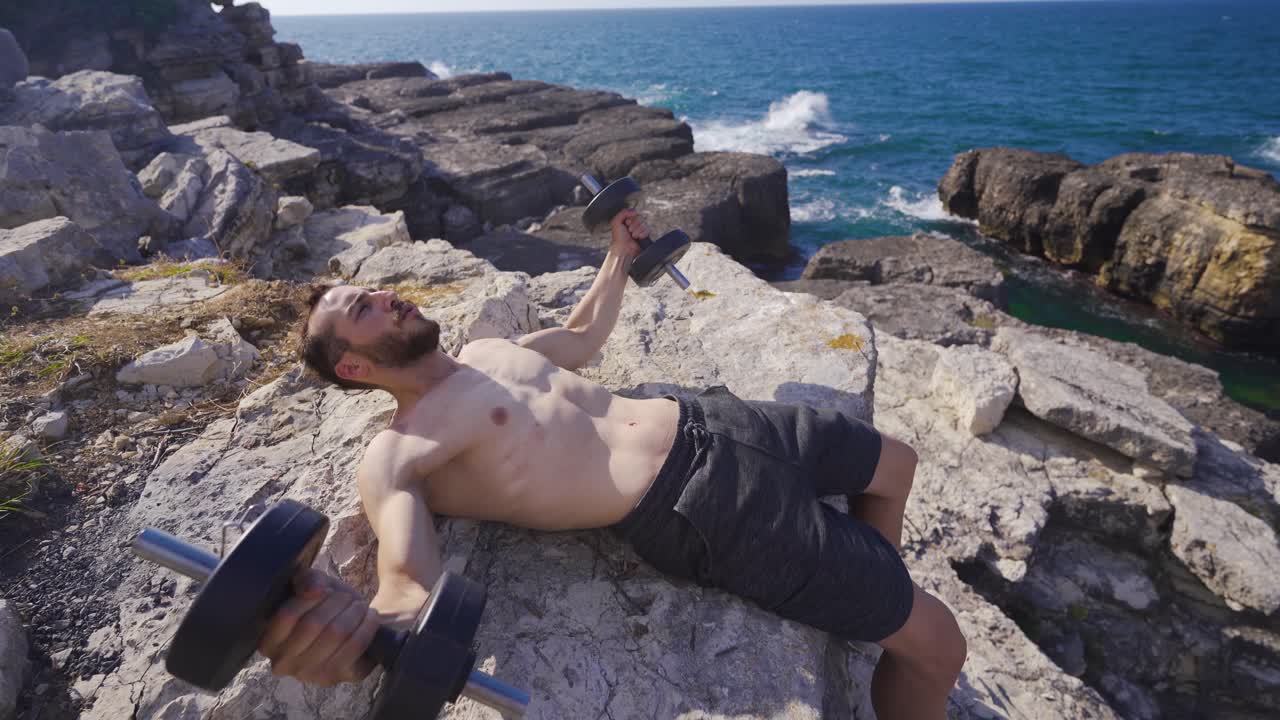 바위 위에서 운동을 하고 있어요.