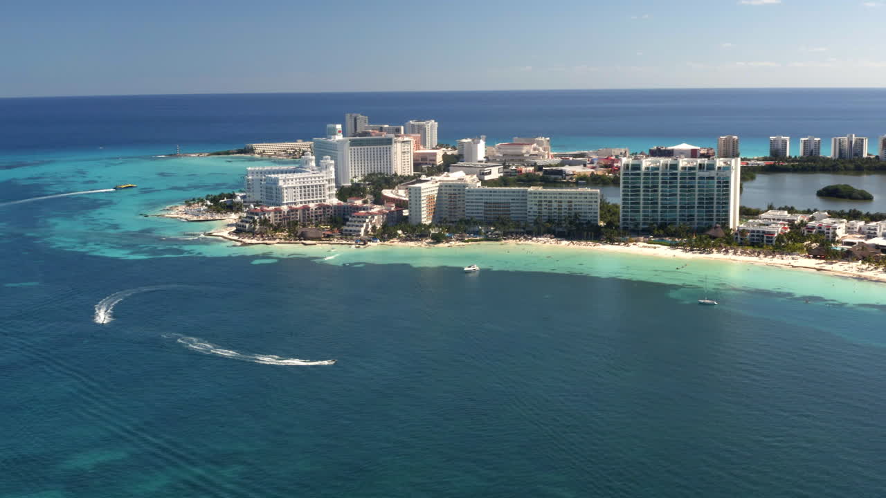 Skyline della città di Cancun sulla costa caraibica con barche da crociera e hotel