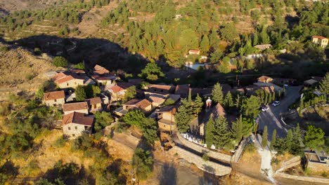 Imágenes-Aéreas-De-Drones-Al-Atardecer-De-La-Tradicional-Aldea-Rural-Medieval-Abandonada-Phicardou-,-Nicosia,-Chipre