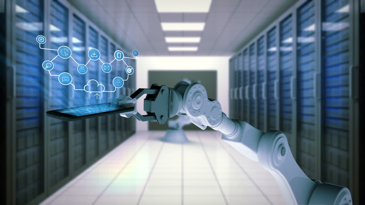 mano robótica que presenta un teléfono móvil con iconos de computación en la nube en el fondo de la sala de servidores
