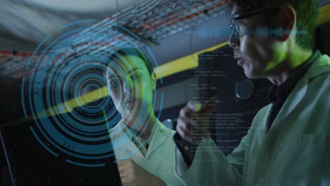 animación de datos sobre diversos ingenieros de ti masculinos y femeninos con computadora portátil por servidor de computadora