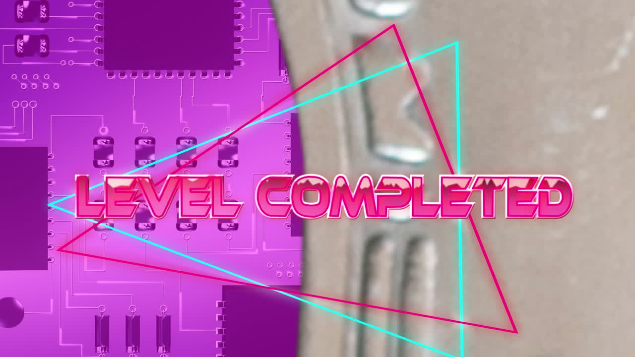 분홍색 배경에 컴퓨터 회로판 위에 분홍색 금속 문자로 완료 된 수준의 애니메이션