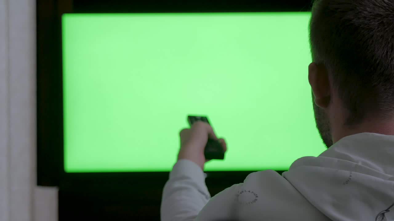 젊은 남자가 tv를 보고