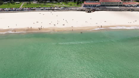 Wunderschönes-Türkisfarbenes-Wasser-Am-Legendären-Bondi-Beach-Mit-Menschen,-Die-Den-Sommertag-Genießen