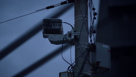 cámara de vigilancia de trabajo de primer plano vista trasera disparo de dron. monitoreo de calles de la ciudad