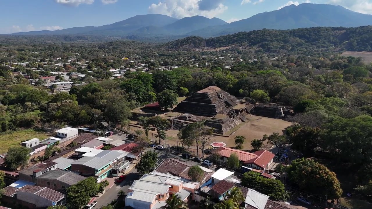 Veduta aerea dell'Antico Sito Cerimoniale Maya presso il Parco Archeologico di Tazumal, Chalchuapa, El Salvador.