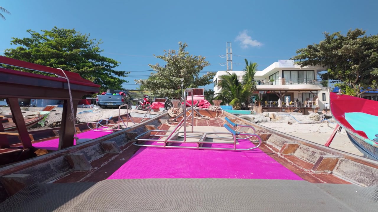 Partenza di un taxi boat vuoto dal molo di Thong Krut, Isola di Koh Samui