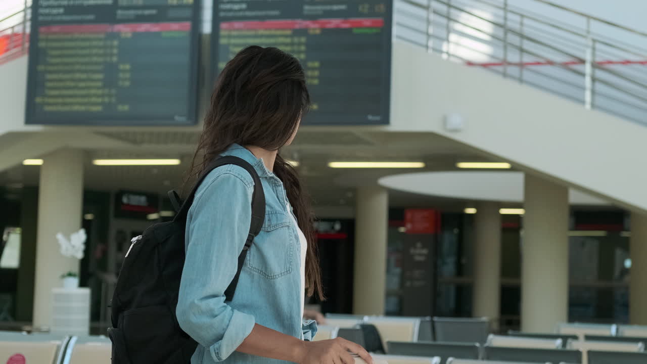 mujer esperando en la estación de tren