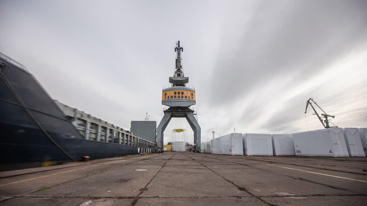 도킹된 대형 컨테이너선의 낮은 각도 샷